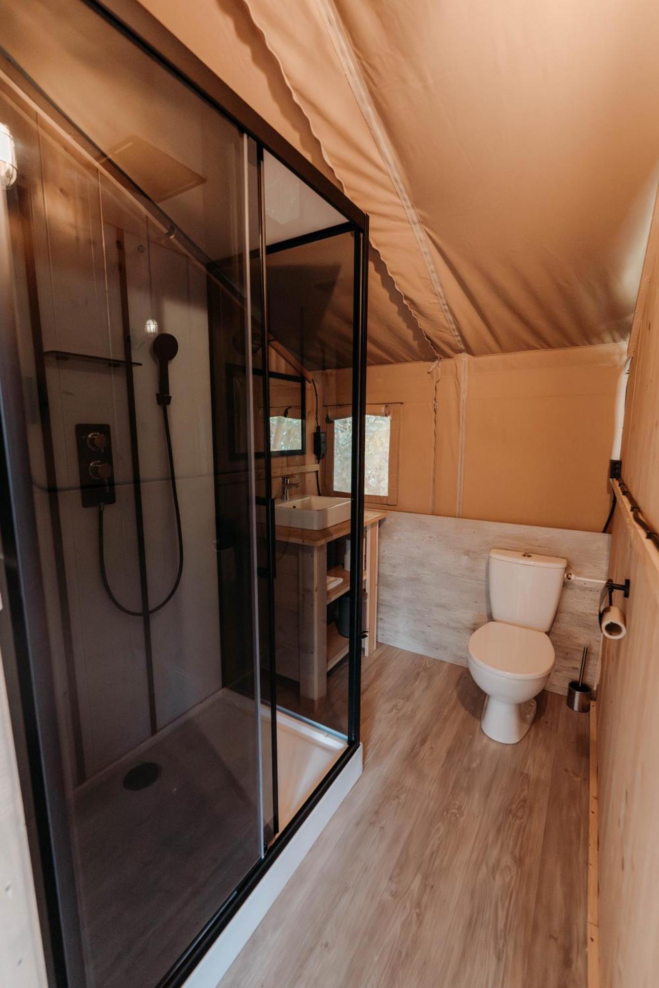 Camping De Tulpenweide Breezand Стая снимка